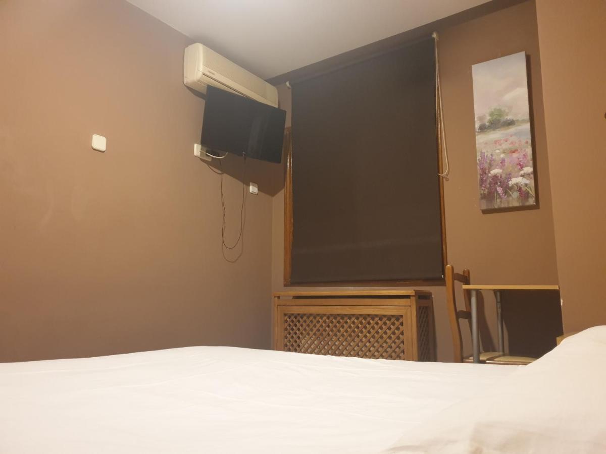 Hostal El Descanso Madrid Extérieur photo